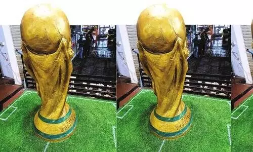 ലോകകപ്പിനെ വരവേല്ക്കാന് ചെമ്മാട് ടൗണില് കപ്പിെൻറ കൂറ്റന് മാതൃക ലോകകപ്പിനെ വരവേല്ക്കാന് ചെമ്മാട് ടൗണില് കപ്പിെൻറ കൂറ്റന് മാതൃക