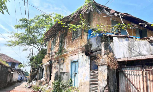 പൊളിഞ്ഞുവീഴാറായി നഗരത്തിലെ പുരാതന കെട്ടിടങ്ങൾ