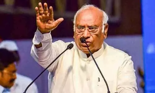 ഗുജറാത്തിലെ മോർബി പാലം തകർന്നത് മോദി ഹരമായി കാണുകയാണോ -ഖാർഗെ