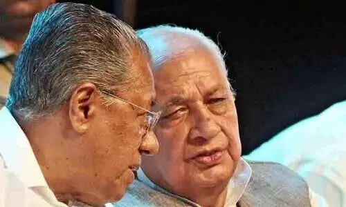 മുഖ്യമന്ത്രിയെ കുറിച്ച് പലതും അറിയാം, കത്തയച്ച് യാചിച്ചു -ഗവർണർ