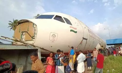 ബൈപാസ് എയര്‍പോർട്ടായി: റോഡിലിറങ്ങിയ വിമാനം കാണാന്‍ വന്‍ജനക്കൂട്ടം