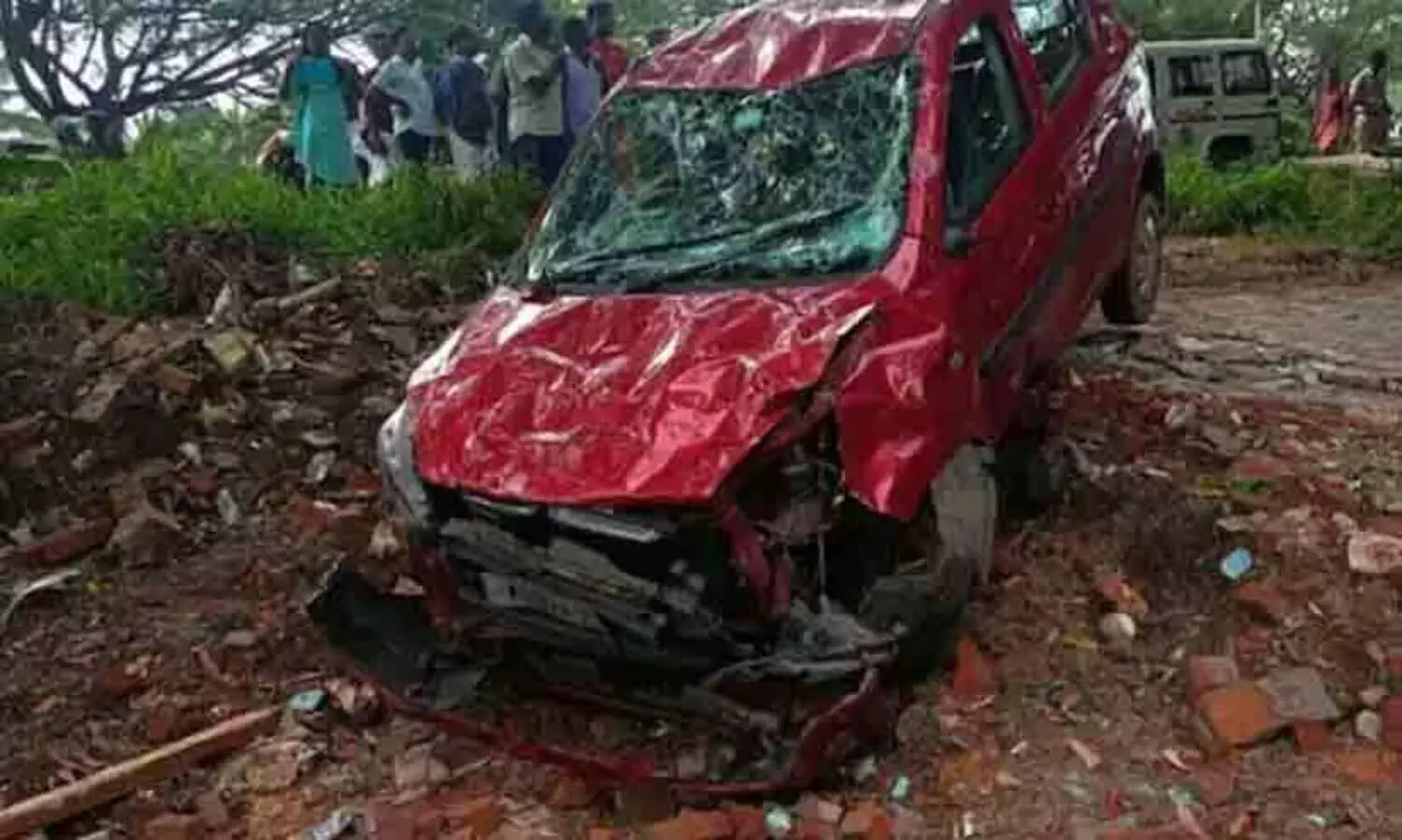 വിദ്യാർത്ഥികൾക്കിടയിലേക്ക് കാർ ഇടിച്ചു കയറി; അഞ്ച് പേര്‍ക്ക് പരിക്ക്