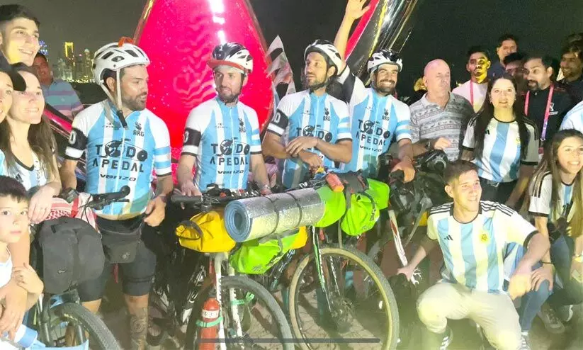 മെസ്സി മുഹബ്ബത്തുമായി മൂവർസംഘം സൈക്കിളിലെത്തി മെസ്സി മുഹബ്ബത്തുമായി മൂവർസംഘം സൈക്കിളിലെത്തി