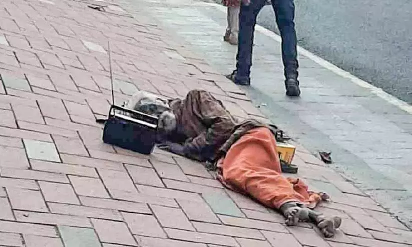 നഗരമധ്യത്തില്‍ നടപ്പാതയില്‍ കിടന്ന് പാട്ട്​ കേള്‍ക്കുകയാണയാള്‍; റേഡിയോ ചെവിയോട് ചേര്‍ത്ത്​...