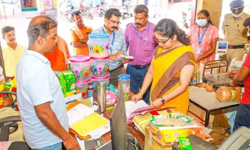 പൂഴ്ത്തിവെപ്പും കരിഞ്ചന്തയും പരിശോധനക്കിറങ്ങി കലക്ടർ