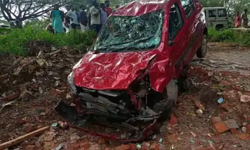 വിദ്യാർത്ഥികൾക്കിടയിലേക്ക് കാർ ഇടിച്ചു കയറി; അഞ്ച് പേര്ക്ക് പരിക്ക് വിദ്യാർത്ഥികൾക്കിടയിലേക്ക് കാർ ഇടിച്ചു കയറി; അഞ്ച് പേര്ക്ക് പരിക്ക്