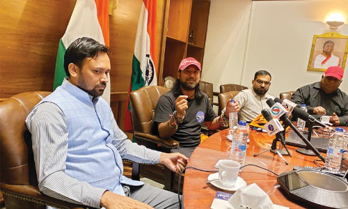 സൈക്കിളിൽ ലോകസവാരി നടത്തുന്ന ദേബ്നാഥിന്റെ യാത്ര പുസ്തകമാകുന്നു