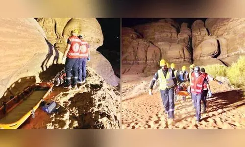 മ​ല​മു​ക​ളി​ൽ​നി​ന്ന് വീ​ണ യു​വാ​വി​നെ റെ​ഡ് ക്ര​സ​ന്റ് സം​ഘം ര​ക്ഷ​പ്പെ​ടു​ത്തി