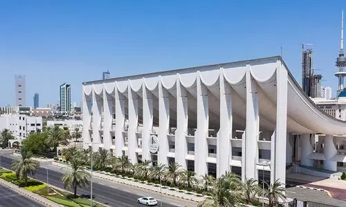 പ്രവാസികളെ സർക്കാർ ജോലിയിൽ നിന്ന് നീക്കണമെന്ന് ആവശ്യം