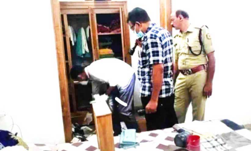 പരിയാരത്ത് രണ്ട് വീട്ടിൽ കവർച്ച; 27 പവനും 26,000 രൂപയും നഷ്ടമായി