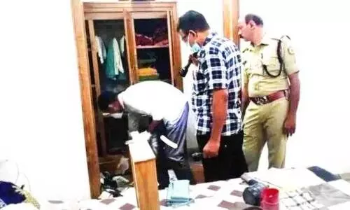 പരിയാരത്ത് രണ്ട് വീട്ടിൽ കവർച്ച; 27 പവനും 26,000 രൂപയും നഷ്ടമായി