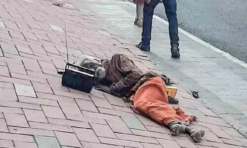 നഗരമധ്യത്തില്‍ നടപ്പാതയില്‍ കിടന്ന് പാട്ട്​ കേള്‍ക്കുകയാണയാള്‍; റേഡിയോ ചെവിയോട് ചേര്‍ത്ത്​...