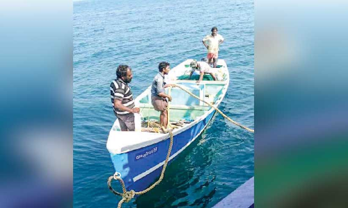 എൻജിൻ നിലച്ച് വള്ളം കടലിൽ കുടുങ്ങി; നാല് തൊഴിലാളികളെ രക്ഷിച്ചു എൻജിൻ നിലച്ച് വള്ളം കടലിൽ കുടുങ്ങി; നാല് തൊഴിലാളികളെ രക്ഷിച്ചു