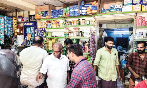 ക​രി​ഞ്ച​ന്ത, പൂ​ഴ്ത്തി​വെ​പ്പ്; വി​പ​ണി​യി​ൽ പ​രി​ശോ​ധ​ന, അ​ഞ്ച് സ്ഥാ​പ​ന​ങ്ങ​ൾ​ക്കെ​തി​രെ ന​ട​പ​ടി