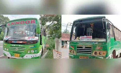 സമയത്തെ ചൊല്ലി തർക്കം: സ്വകാര്യ ബസുകൾ ഇടിപ്പിച്ചു സമയത്തെ ചൊല്ലി തർക്കം: സ്വകാര്യ ബസുകൾ ഇടിപ്പിച്ചു