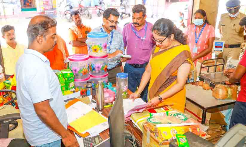 പൂഴ്ത്തിവെപ്പും കരിഞ്ചന്തയും പരിശോധനക്കിറങ്ങി കലക്ടർ