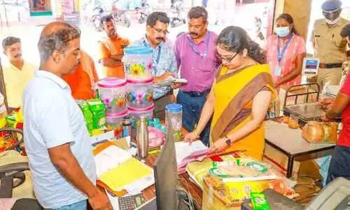 പൂഴ്ത്തിവെപ്പും കരിഞ്ചന്തയും പരിശോധനക്കിറങ്ങി കലക്ടർ