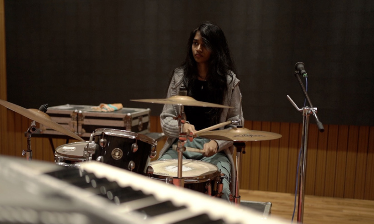 അമേരിക്കന്‍ റോക് ഗായകനൊപ്പം വേദി പങ്കിടാന്‍ 16 കാരി നിവേദിത