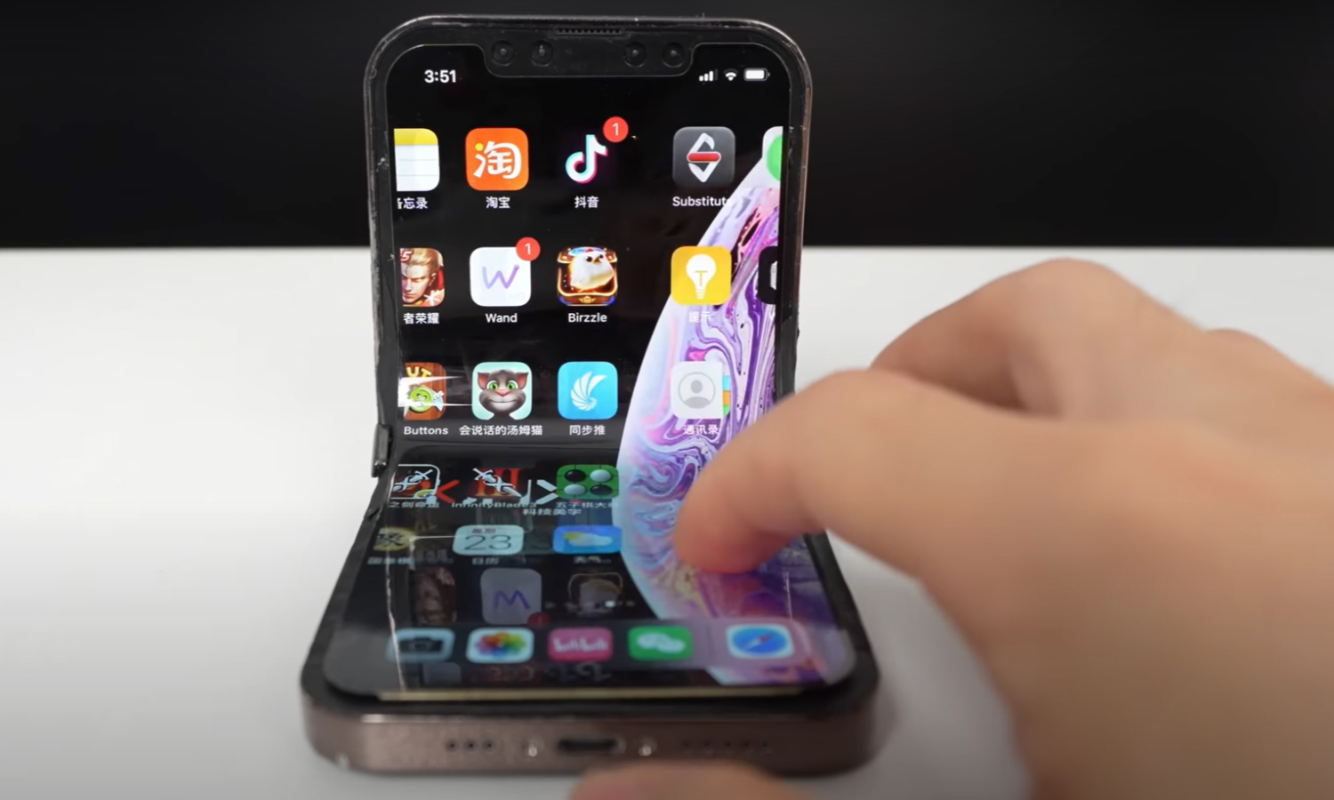 ഇതാണ് ഫോൾഡബിൾ ഐഫോൺ; പേര് ഐഫോൺ വി, വൈറൽ വിഡിയോ കാണാം...