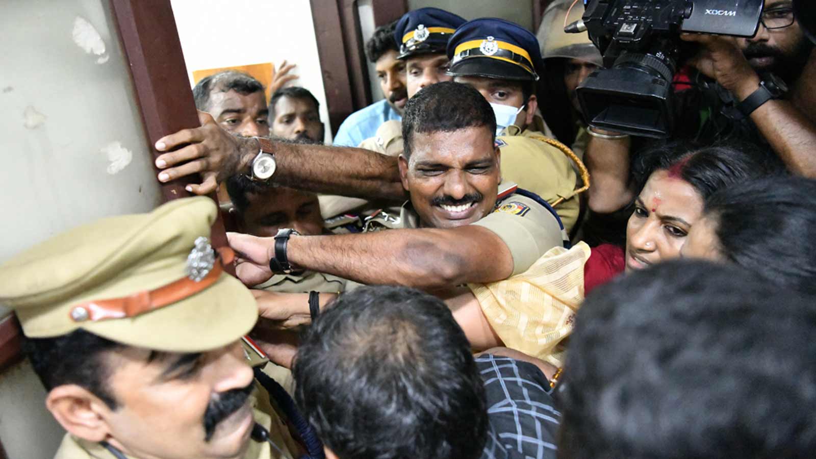 വിവാദ കത്ത്: മേയർക്കെതിരെ ഇന്നും പ്രതിഷേധം ശക്തമാക്കാനൊരുങ്ങി കോൺഗ്രസും ബി.ജെ.പിയും വിവാദ കത്ത്: മേയർക്കെതിരെ ഇന്നും പ്രതിഷേധം ശക്തമാക്കാനൊരുങ്ങി കോൺഗ്രസും ബി.ജെ.പിയും