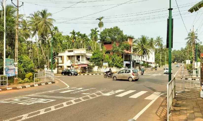 കാളാണ്ടിത്താഴം ബൈപാസ് ജങ്ഷനിൽ സിഗ്നൽ മിഴിയടച്ചിട്ട് രണ്ടാഴ്ച