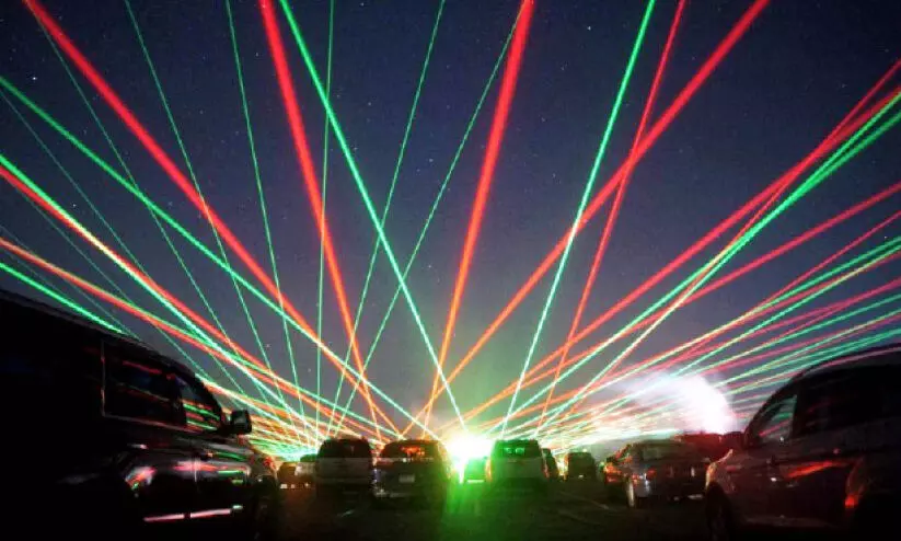 നി​റം​പ​ക​രാ​ൻ ഡ്രോ​ൺ, ലേ​സ​ർ ഷോ​ക​ൾ