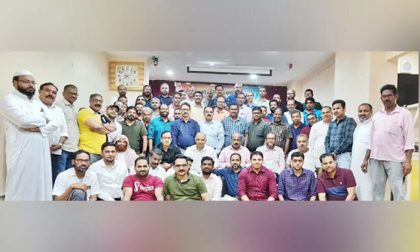 എ.​വി. മു​സ്ത​ഫ​ക്ക് കെ.​കെ.​എം.​എ യാ​ത്ര​യ​യ​പ്പ് ന​ൽ​കി