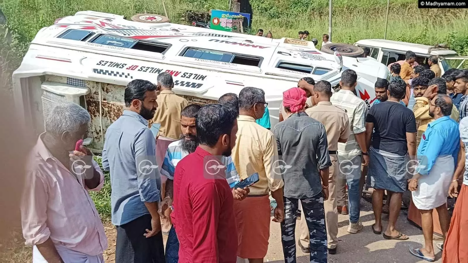 കൊടുംവളവിൽ ബ്രേക്ക് പോയ സ്കൂൾ വാൻ മറിഞ്ഞ് 30 കുട്ടികൾക്ക് പരിക്ക്: അപകടം ഡ്രൈവർ കുട്ടികൾക്ക് മുന്നറിയിപ്പ് നൽകിയതിന് പിന്നാലെ