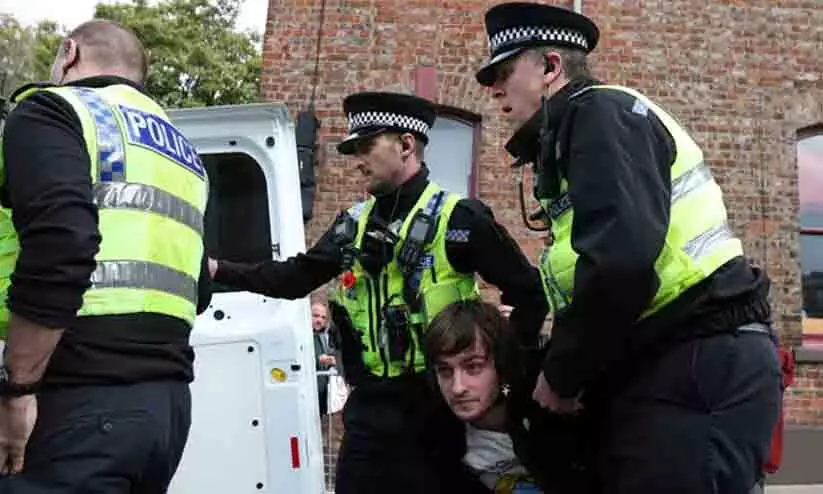 ബ്രിട്ടനിൽ ചാൾസിനും കാമിലക്കും നേരെ മുട്ടയെറിഞ്ഞ യുവാവ് അറസ്റ്റിൽ