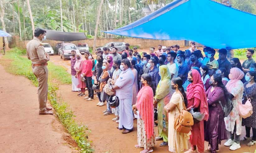 സ്ഥല സൗകര്യമില്ല; ഡ്രൈവിങ് ടെസ്റ്റ് പ്രീ ലേണേഴ്സ് ക്ലാസ് മൈതാനത്ത്