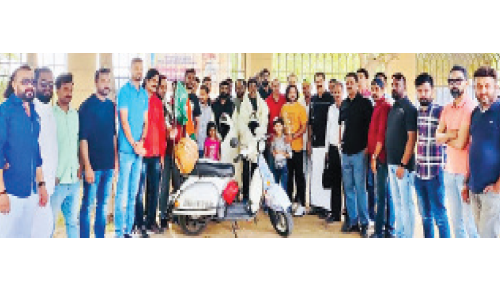 സ്​​കൂ​ട്ട​റി​ൽ ലോ​കം ചു​റ്റാ​നി​റ​ങ്ങി​യ മലയാളികൾക്ക് റിയാദ് ടാക്കീസ് സ്വീകരണം നൽകി