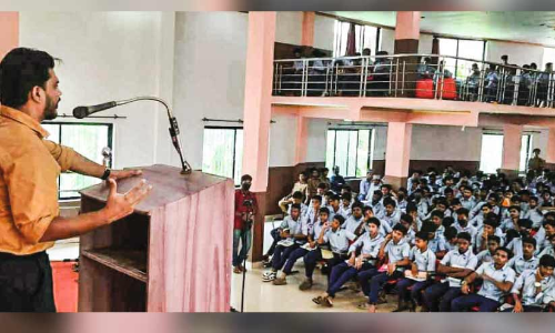 കൗമാരക്കാർക്ക് സ്വപ്നങ്ങൾ പകർന്ന്  ക​രു​വാ​ര​കു​ണ്ടി​ലെ ആ​ദ്യ ഐ.​എ.​എ​സു​കാ​ര​ൻ