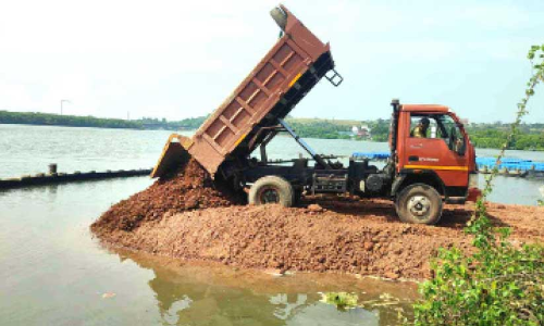 പുഴയാണ്, ജീവനാണ് കൊല്ലരുത്; പഴയങ്ങാടിയിൽ പുഴ മണ്ണിട്ടുനികത്തൽ തകൃതി