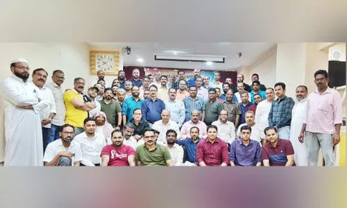 എ.​വി. മു​സ്ത​ഫ​ക്ക് കെ.​കെ.​എം.​എ യാ​ത്ര​യ​യ​പ്പ് ന​ൽ​കി