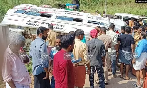 കൊടുംവളവിൽ ബ്രേക്ക് പോയ സ്കൂൾ വാൻ മറിഞ്ഞ് 30 കുട്ടികൾക്ക് പരിക്ക്: അപകടം ഡ്രൈവർ കുട്ടികൾക്ക് മുന്നറിയിപ്പ് നൽകിയതിന് പിന്നാലെ