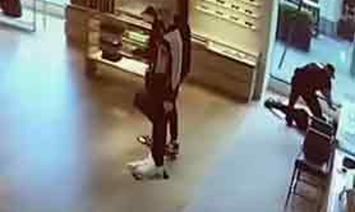 മോഷണ മുതലുമായി കടയുടെ പുറത്തേക്ക് ഓടിയ കള്ളന് സംഭവിച്ചത് അപ്രതീക്ഷിത അബദ്ധം -വൈറലായി വിഡിയോ