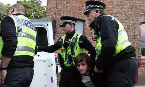 ബ്രിട്ടനിൽ ചാൾസിനും കാമിലക്കും നേരെ മുട്ടയെറിഞ്ഞ യുവാവ് അറസ്റ്റിൽ