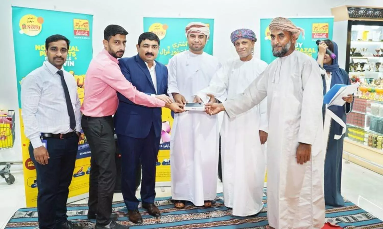 നൂർ ഗസൽ നറുക്കെടുപ്പ്: മെഗാ സമ്മാനങ്ങൾ വിതരണം ചെയ്തു