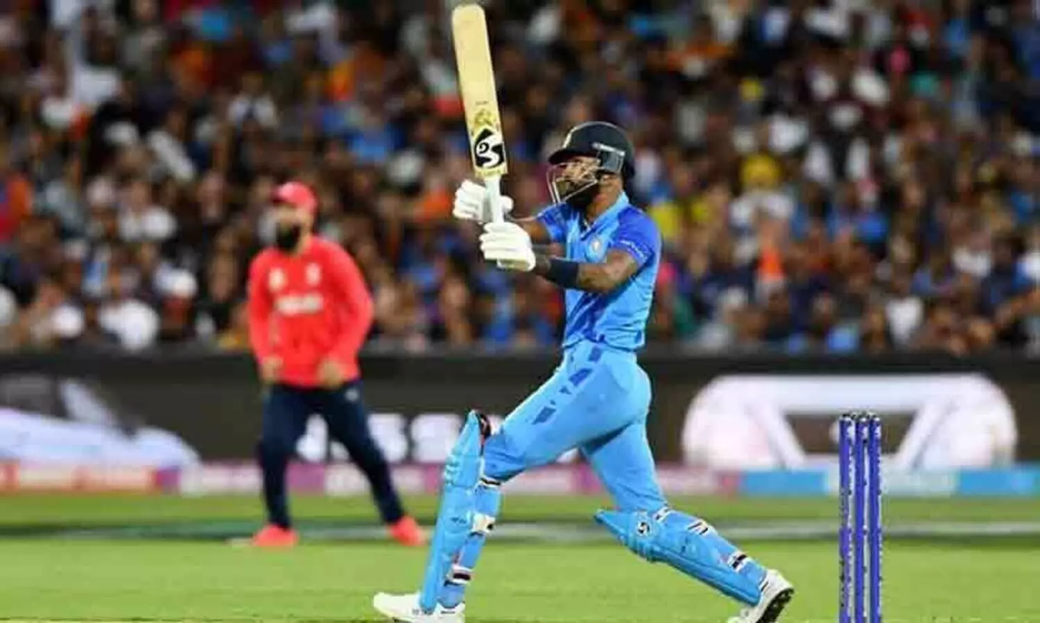 പാണ്ഡ്യയും കോഹ്‍ലിയും നയിച്ചു; ഇന്ത്യ 168, ഇംഗ്ലണ്ട് ആറോവറിൽ 63