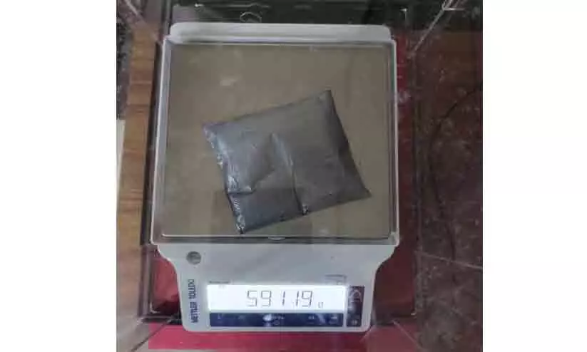 മദ്യക്കുപ്പിയിൽ ഒളിപ്പിച്ച് കടത്തിയ 23 ലക്ഷം രൂപയുടെ സ്വർണം വിമാനത്താവളത്തിൽ പിടികൂടി