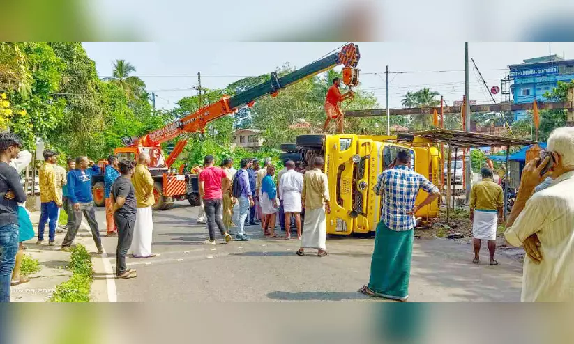 കണ്ടെയ്നർ ലോറി മറിഞ്ഞ് മൂന്നുപേർക്ക് പരിക്ക് കണ്ടെയ്നർ ലോറി മറിഞ്ഞ് മൂന്നുപേർക്ക് പരിക്ക്