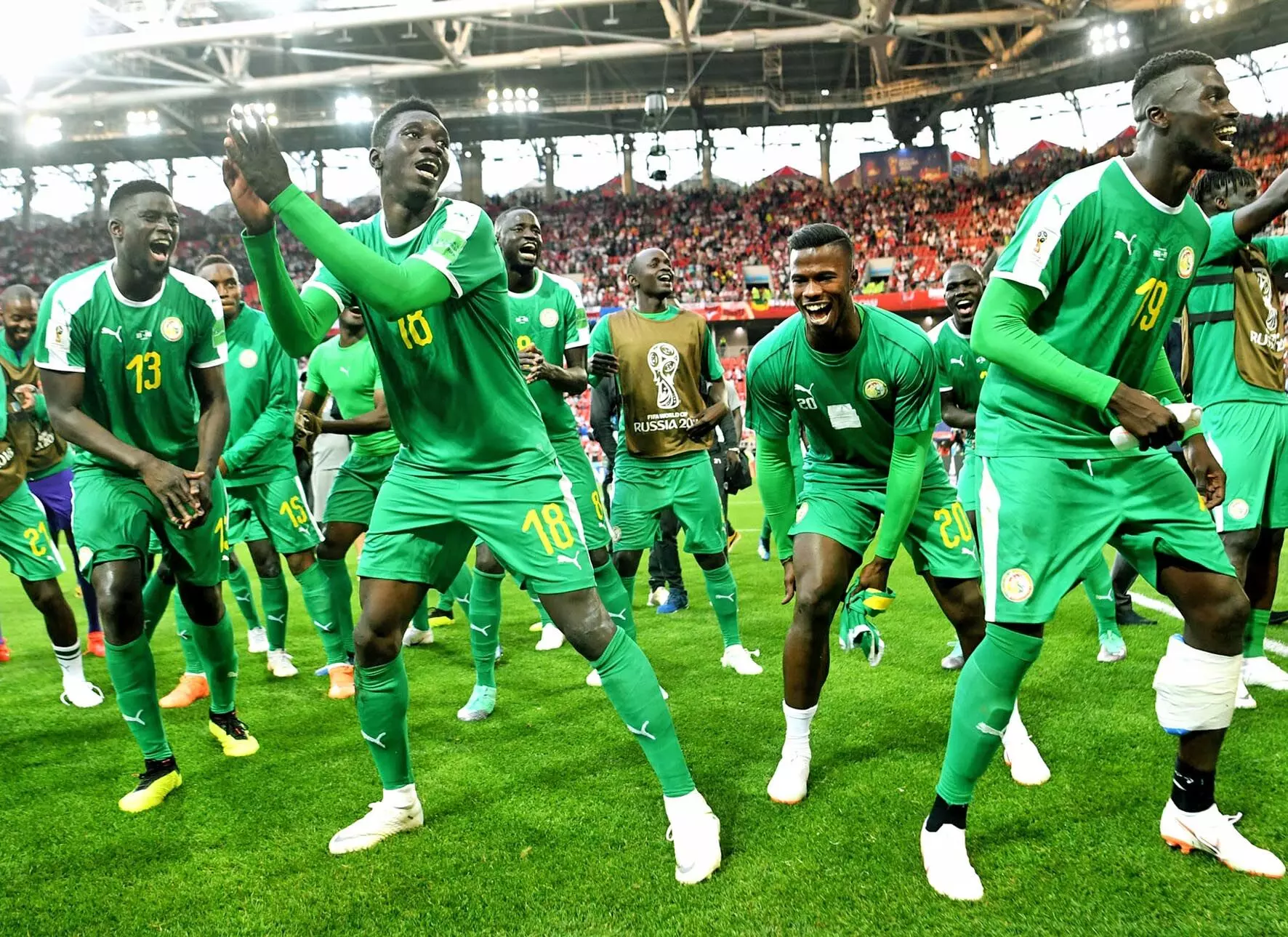 2018 ലോകകപ്പിൽ പോളണ്ടിനെ പരാജയപ്പെടുത്തിയശേഷം വിജയനൃത്തം ചവിട്ടുന്ന സെനഗാൾ താരങ്ങൾ 