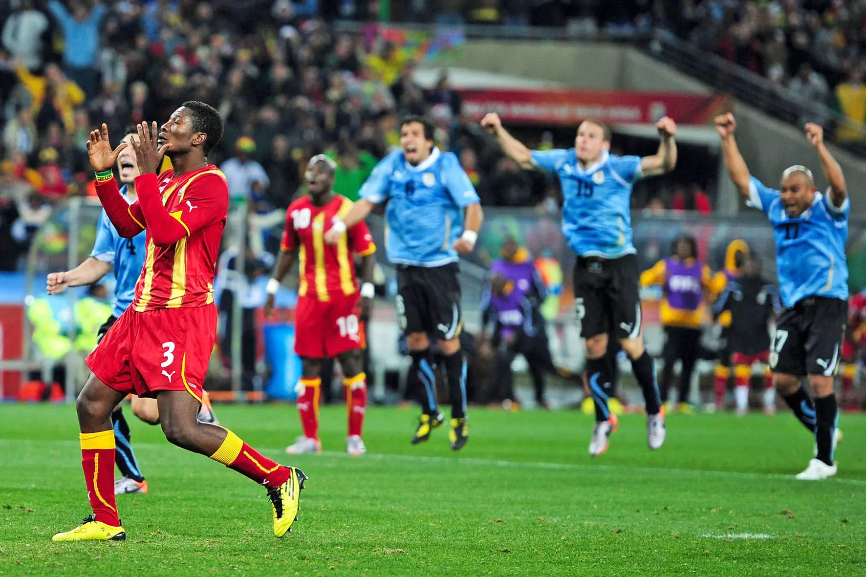 2010 ലോ​ക​ക​പ്പി​ൽ നി​ർ​ണാ​യ​ക പെ​ന​ൽ​റ്റി പാ​ഴാ​ക്കി​യ ഘാനയുടെ അ​സ​മാ​വോ ഗ്യാ​നി​െ​ൻ​റ നി​രാ​ശ. സ​മീ​പ​ത്ത്​ യു​റു​ഗ്വാ​യ്​ താ​ര​ങ്ങ​ൾ ആ​ഘോ​ഷി​ക്കു​ന്ന​തും കാ​ണാം