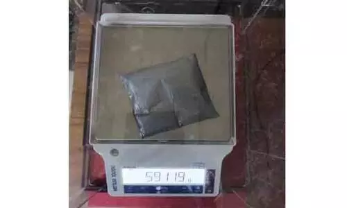 മദ്യക്കുപ്പിയിൽ ഒളിപ്പിച്ച് കടത്തിയ 23 ലക്ഷം രൂപയുടെ സ്വർണം വിമാനത്താവളത്തിൽ പിടികൂടി