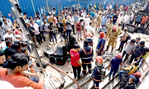 മാവൂർ റോഡിലെ മൊബൈൽ ഫോൺ ബസാറിൽ   തീപിടിത്തം; ലക്ഷങ്ങളുടെ നഷ്ടം