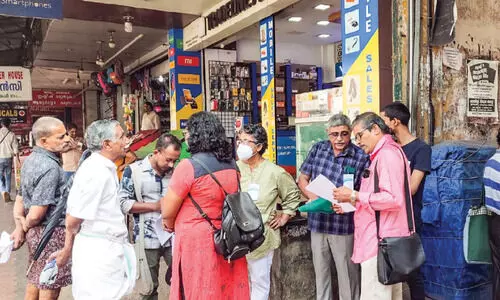 സ്ത്രീകളുടെ പൊതുശൗചാലയത്തിന് കതകില്ല, വെള്ളവുമില്ല ! സ്ത്രീകളുടെ പൊതുശൗചാലയത്തിന് കതകില്ല, വെള്ളവുമില്ല !