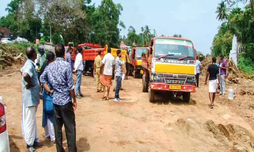 ദേ​ശീ​യ​പാ​ത വി​ക​സ​നം: അ​വ​ശി​ഷ്ടം നീ​ക്കു​ന്ന​തി​ന്റെ മ​റ​വി​ൽ മ​ണ്ണ് ക​ട​ത്ത്