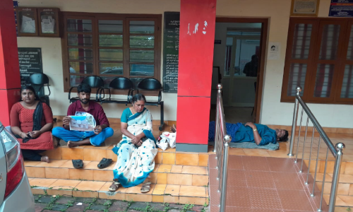 വീടിനായി നിര്‍ധന കുടുംബത്തിന്‍റെ സമരം;   അനുവദിച്ച വീട് മറ്റൊരാൾക്കെന്ന്​ അധികൃതർ, കുടുംബം പെരുവഴിയില്‍