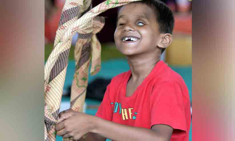 സൈക്കിൾ റിമ്മും സാരിയും ഉപയോഗിച്ച്​ മേശ നിർമിച്ച്​ കാഴ്ച  പരിമിതിയുള്ള വിദ്യാർഥി