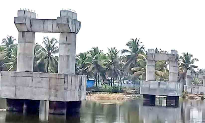 പാലം നിര്മാണം പാതിവഴിയില്; വഞ്ചിയില്നിന്ന് കരകയറാതെ വളന്തകാട് ദ്വീപ് പാലം നിര്മാണം പാതിവഴിയില്; വഞ്ചിയില്നിന്ന് കരകയറാതെ വളന്തകാട് ദ്വീപ്